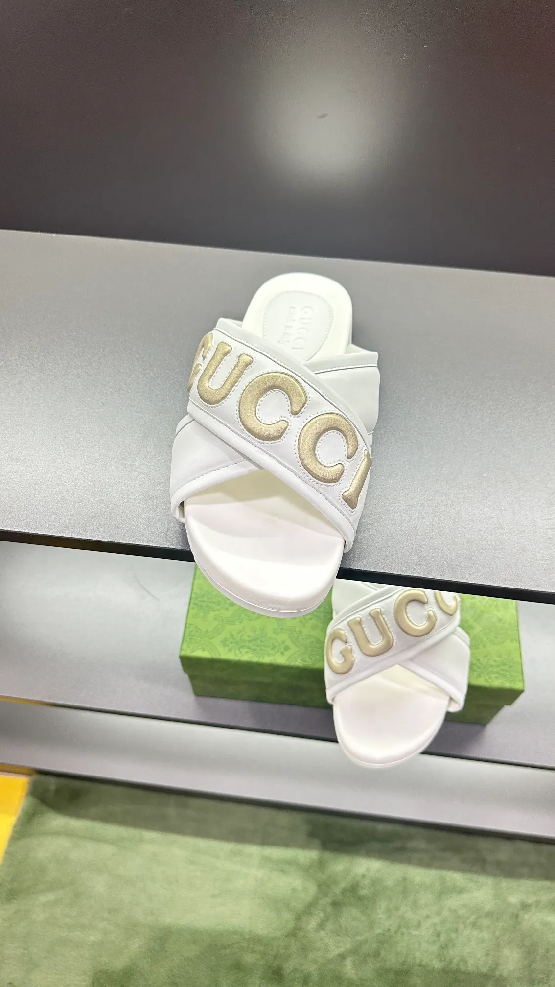 [G Family Couple Style] P: 320💰Female size 36~40 Men's size 39~45, (46. Custom-made GG slippers for men and women. This slipper is made of GG polyester fiber and is decorated with a Gucci label on the front, which adds a striking logo feel to the style. Beige GG recycled polyester fiber, same size for men and women, leather trim